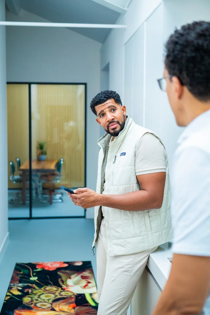 Auditor in gesprek in kantoorgang